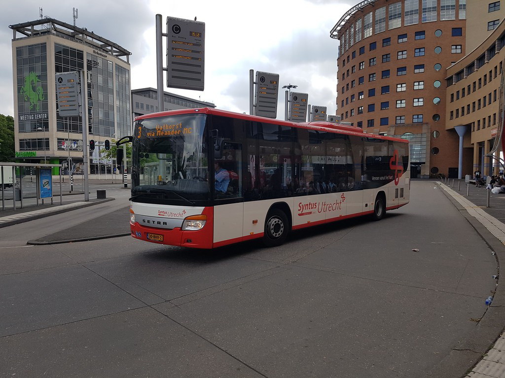 BUSカテゴリとして認識されたテスト画像